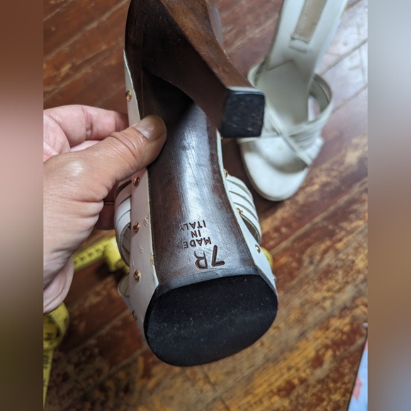 Michael Kors white leather platform sandals - Picture 5 of 5